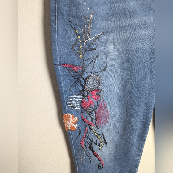 DG2 Diane Gilman Denim Blue Capri Crop Jeans Multicolor Floral Embroidered 18W - Picture 3 of 6